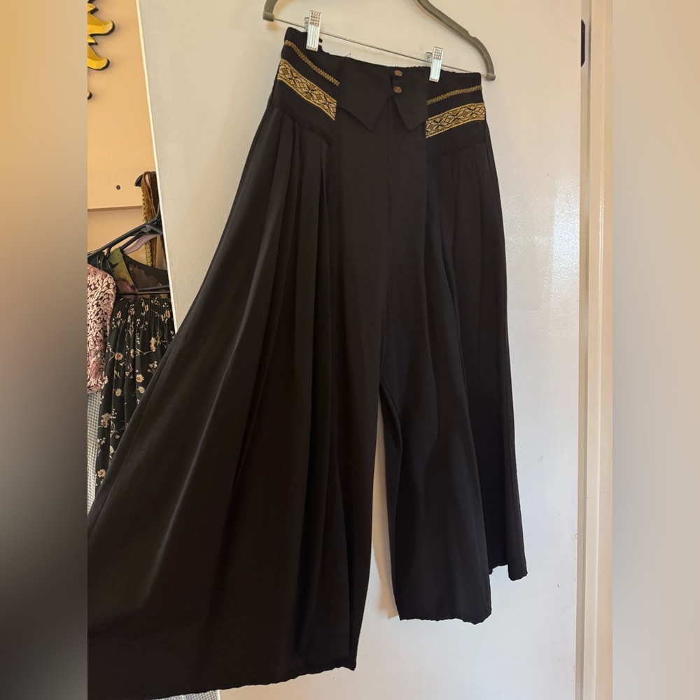 Vintage pleated Wide-Leg Pants with Gold Accents